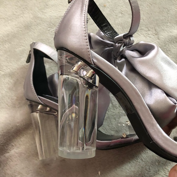 Size 8.5 Silver Ribbon Tie Clear Strap Lucite Heel - Picture 8 of 8